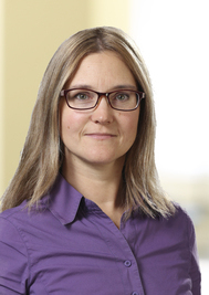 Gina auf der Mauer